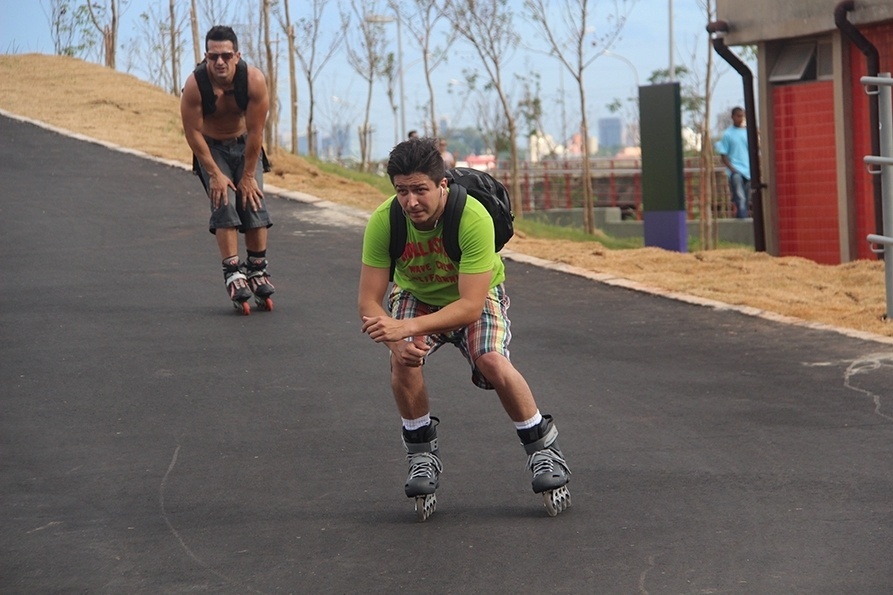 Skatistas testam ladeira no Parque Candido Portinari, na zona Oeste em São Paulo - Paulo Anshowinhas/UOL