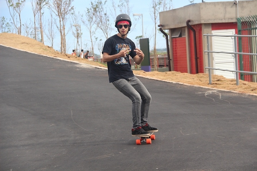 Skatistas testam ladeira no Parque Candido Portinari, na zona Oeste em São Paulo - Paulo Anshowinhas/UOL