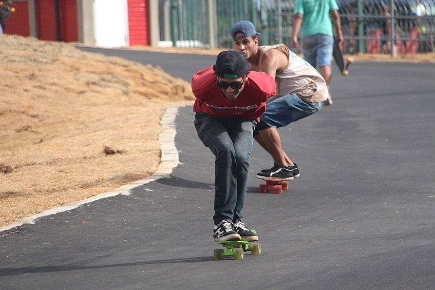 Skatistas testam ladeira no Parque Candido Portinari, na zona Oeste em São Paulo - Paulo Anshowinhas/UOL