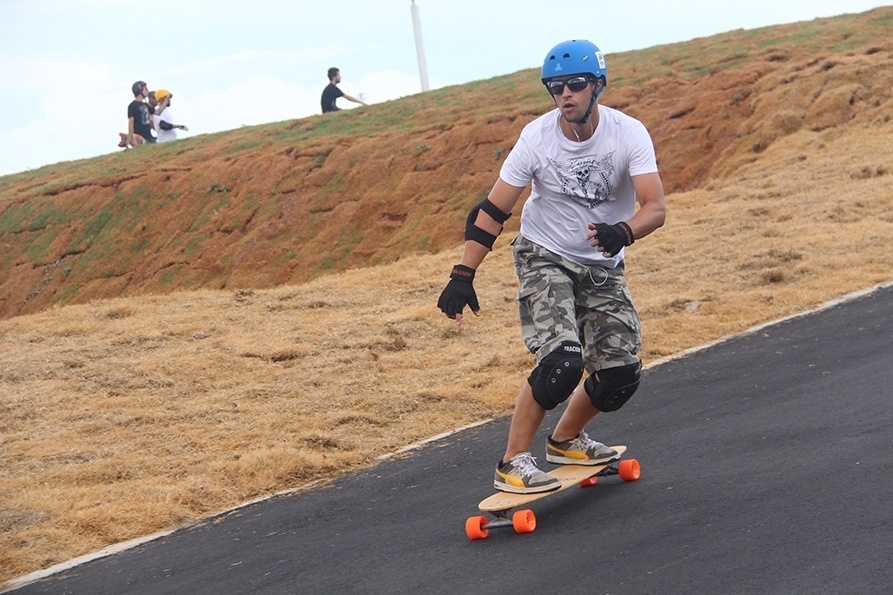 Skatistas testam ladeira no Parque Candido Portinari, na zona Oeste em São Paulo - Paulo Anshowinhas/UOL