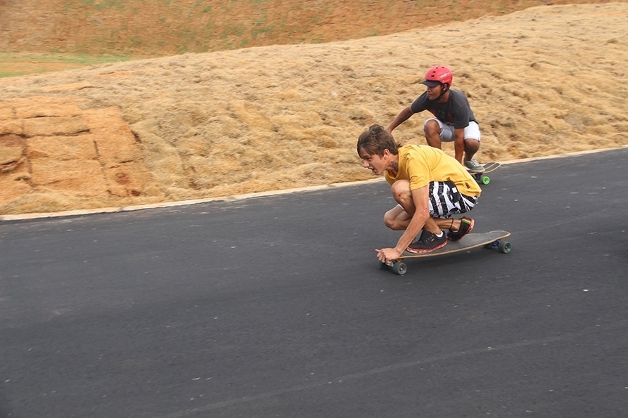 Skatistas testam ladeira no Parque Candido Portinari, na zona Oeste em São Paulo - Paulo Anshowinhas/UOL
