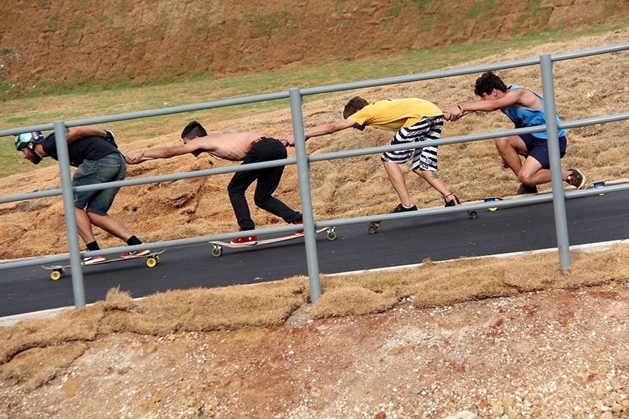 Skatistas testam ladeira no Parque Candido Portinari, na zona Oeste em São Paulo - Paulo Anshowinhas/UOL