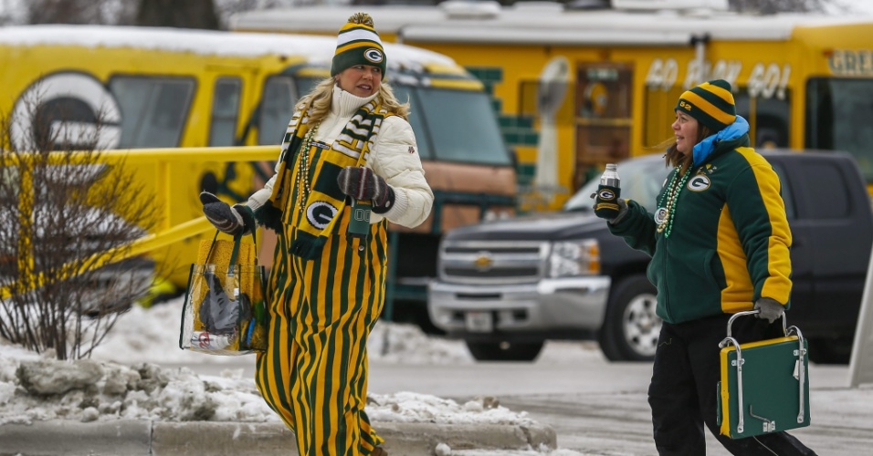 05.jan.2014 - As mulheres também se agasalharam e marcaram presença na partida entre Green Bay Packers e San Francisco 49ers, pela NFL