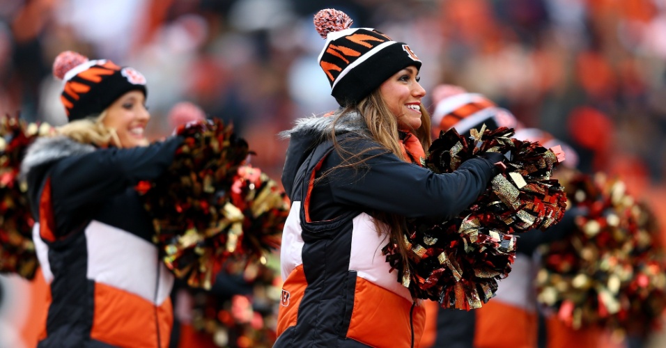 05.jan.2014 - Cheerleaders do Cincinnati Bengals usaram muito mais roupas do que o normal para fazer suas coreografias em rodada gelada da NFL