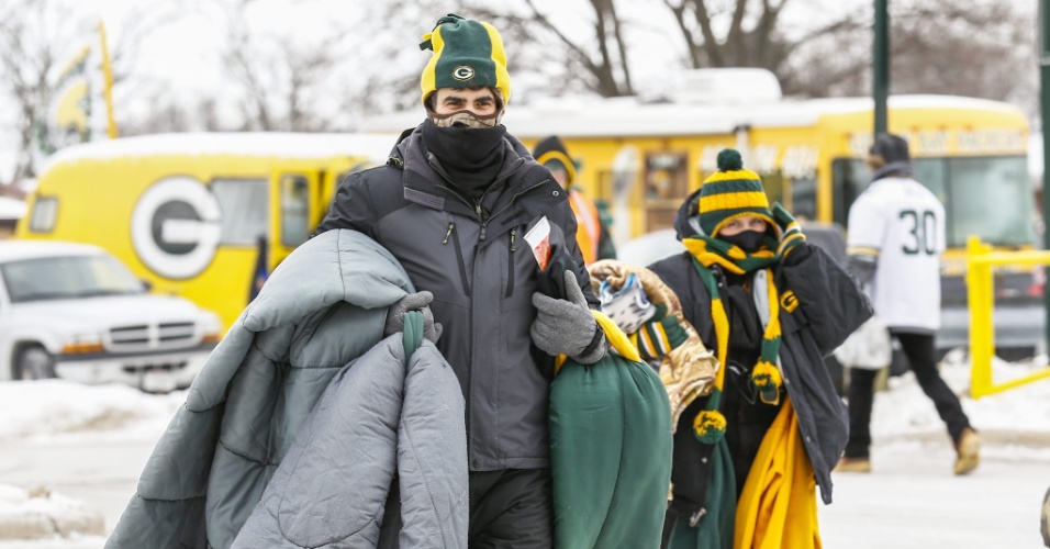 05.jan.2014 - Fãs do futebol americano tiraram todos os agasalhos do armário para suportar frio que atinge a cidade de Green Bay, nos Estados Unidos