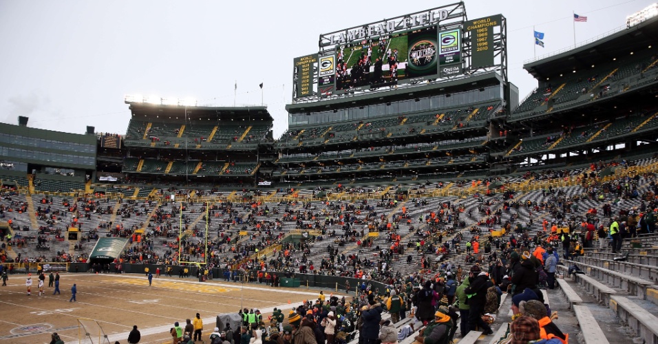 05.jan.2014 - Sensação térmica no estádio do Green Bay Packers era de -23°C ao início da partida. Gramado reagiu às baixas temperaturas