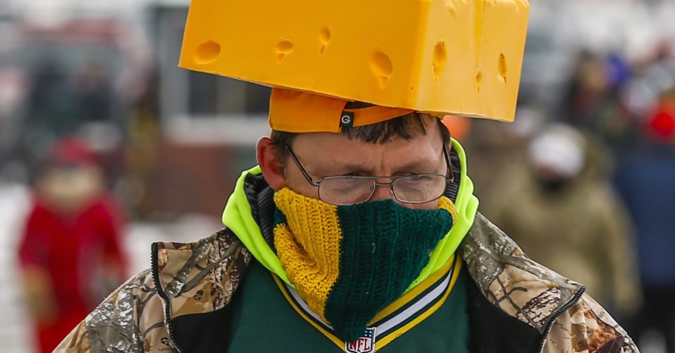 05.jan.2014 - Torcedor do Green Bay Packers usa tradicional chapéu local e protege o rosto do intenso frio que atinge o estado do Wisconsin
