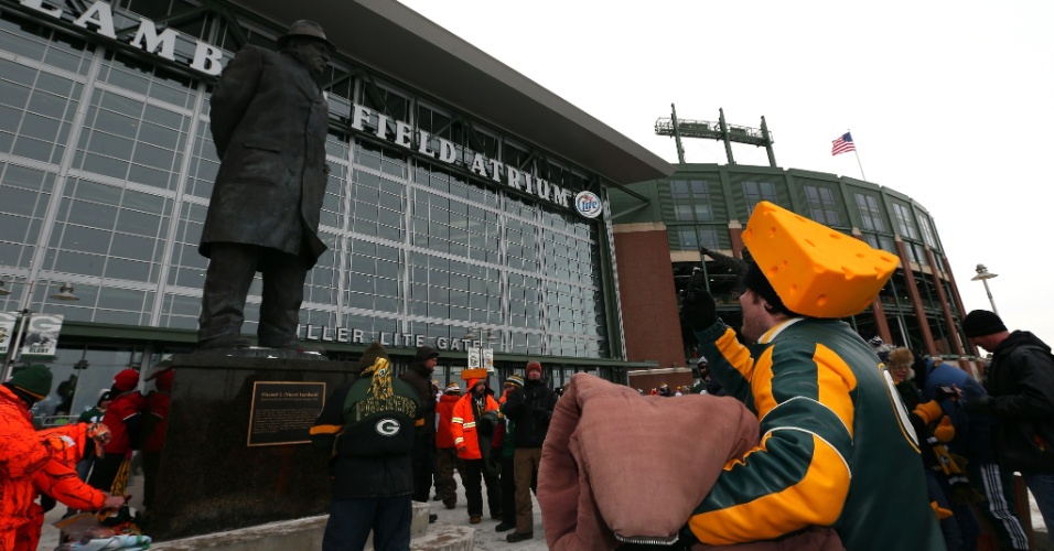 05.jan.2014 - Torcedores chegam ao estádio Lambeau Field para partida entre Packers e 49ers que teve início com -16°C de temperatura
