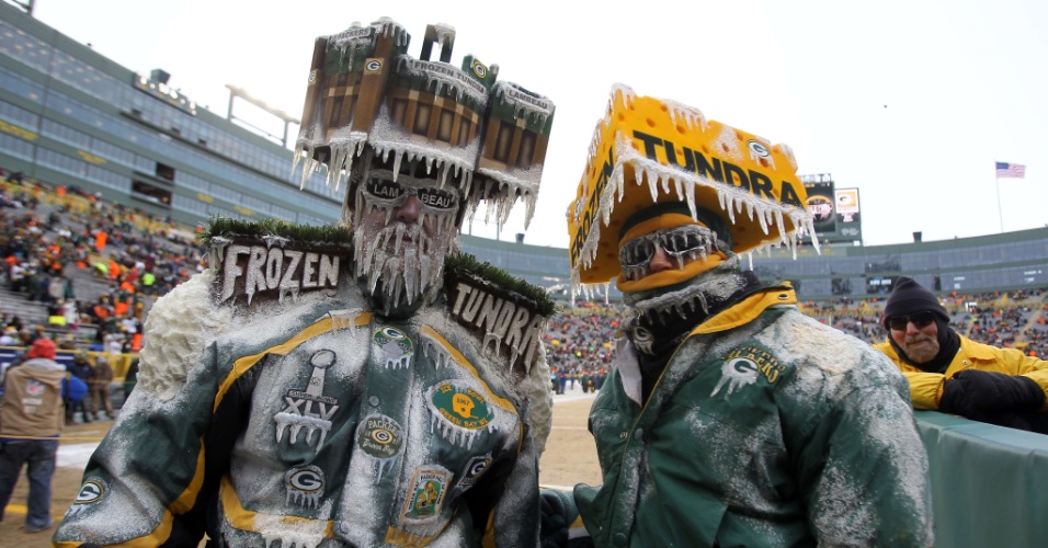 05.jan.2014 - Torcedores do Green Bay Packers usam fantasia 'congelada' para assistir partida contra o San Francisco 49ers, no estado de Wisconsin