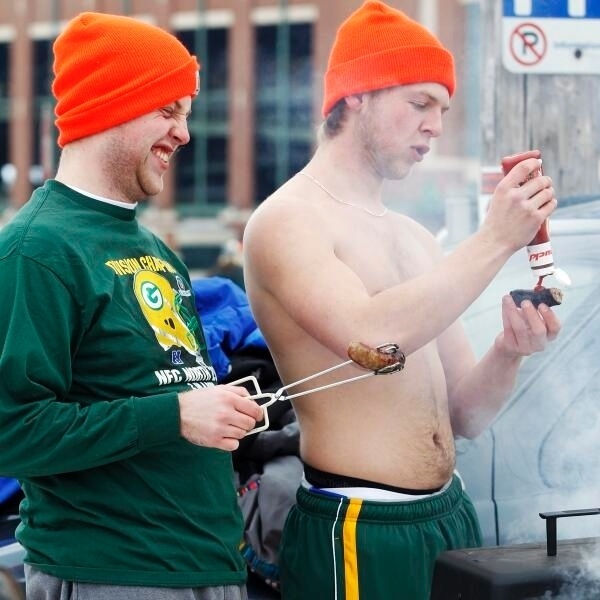 05.jan.2014 - Torcedores dos Packers fazem churrasco sem camisa com -16ºC de temperatura em terceira partida mais fria da história dos playoffs da NFL