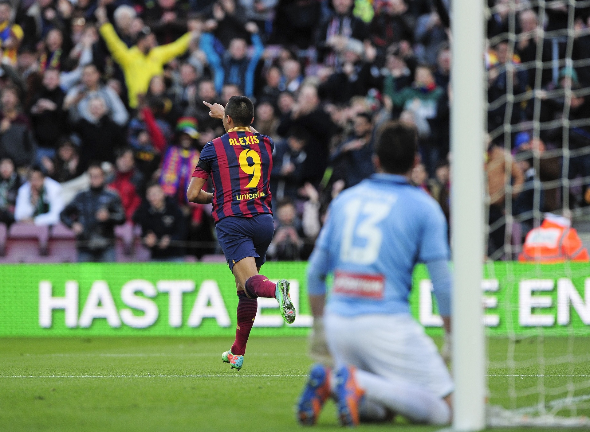 5.jan.2014 - Alexis Sanchez comemora após abrir o placar para o Barcelona contra o Elche pelo Campeonato Espanhol - AFP PHOTO/ JOSEP LAGO