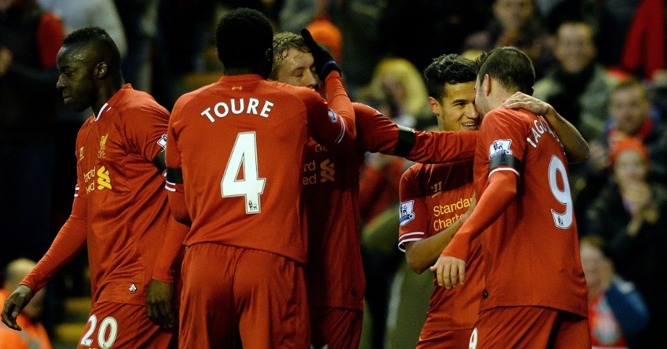5.jan.2014 - Jogadores do Liverpool comemoram gol marcado por Iago Aspas contra o Oldham Athletic pela Copa da Inglaterra