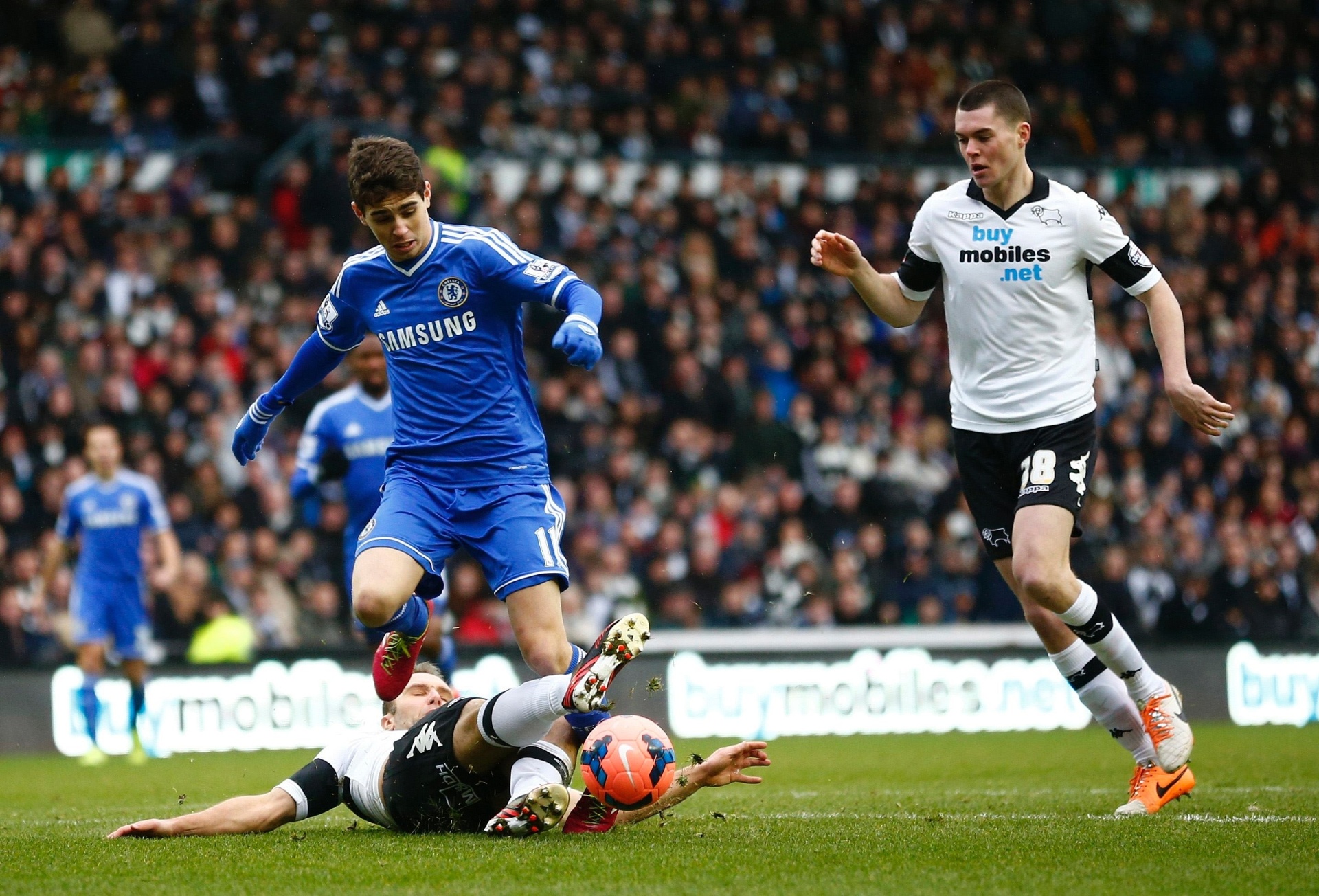 5.jan.2014 - Meia Oscar tenta escapar da marcação de John Eustace durante partida entre Chelsea e Derby County pela Copa da Inglaterra - REUTERS/Darren Staple