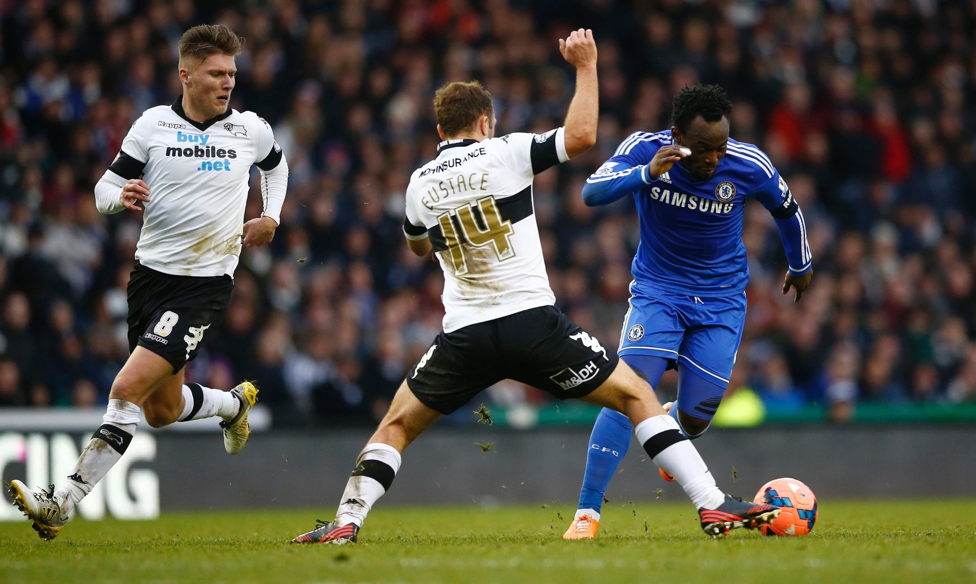 5.jan.2014 - Volante do Chelsea, Michael Essien tenta escapar da marcação de John Eustace, do Derby County, durante partida da Copa da Inglaterra - REUTERS/Darren Staples