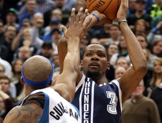 Kevin Durant tenta o arremesso para três pontos durante partida entre Oklahoma City Thunder e Minnesota Timberwolves - Jesse Johnson-USA TODAY