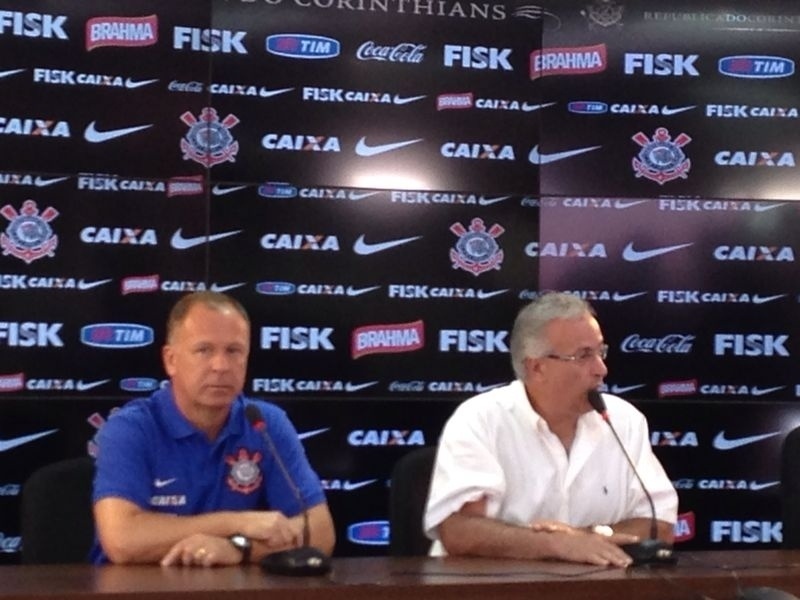 06.jan.2013 - Técnico Mano Menezes é apresentado ao lado do diretor de futebol do Corinthians Roberto de Andrade