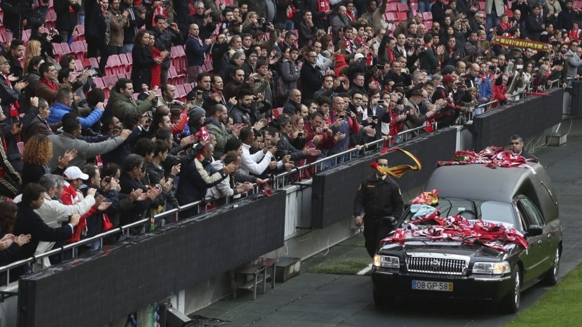 6.jan.2014 - Carro com o corpo de Eusébio passa em frente à multidão nas arquibancadas do Estádio da Luz, em Lisboa - EFE/Tiago Petinga