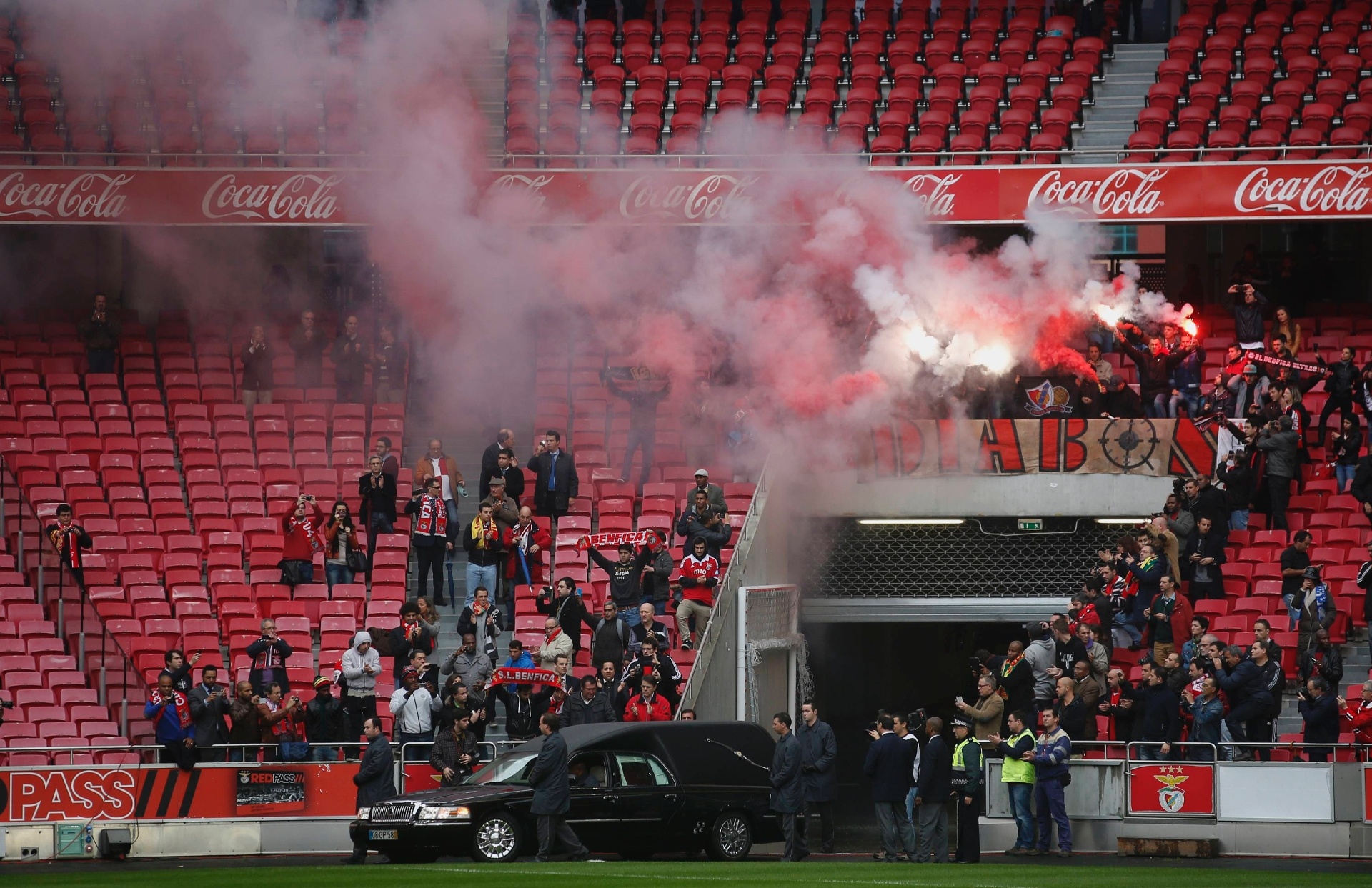 6.jan.2014 - Carro com o corpo de Eusébio passa em frente à multidão nas arquibancadas do Estádio da Luz, em Lisboa - REUTERS/Rafael Marchante