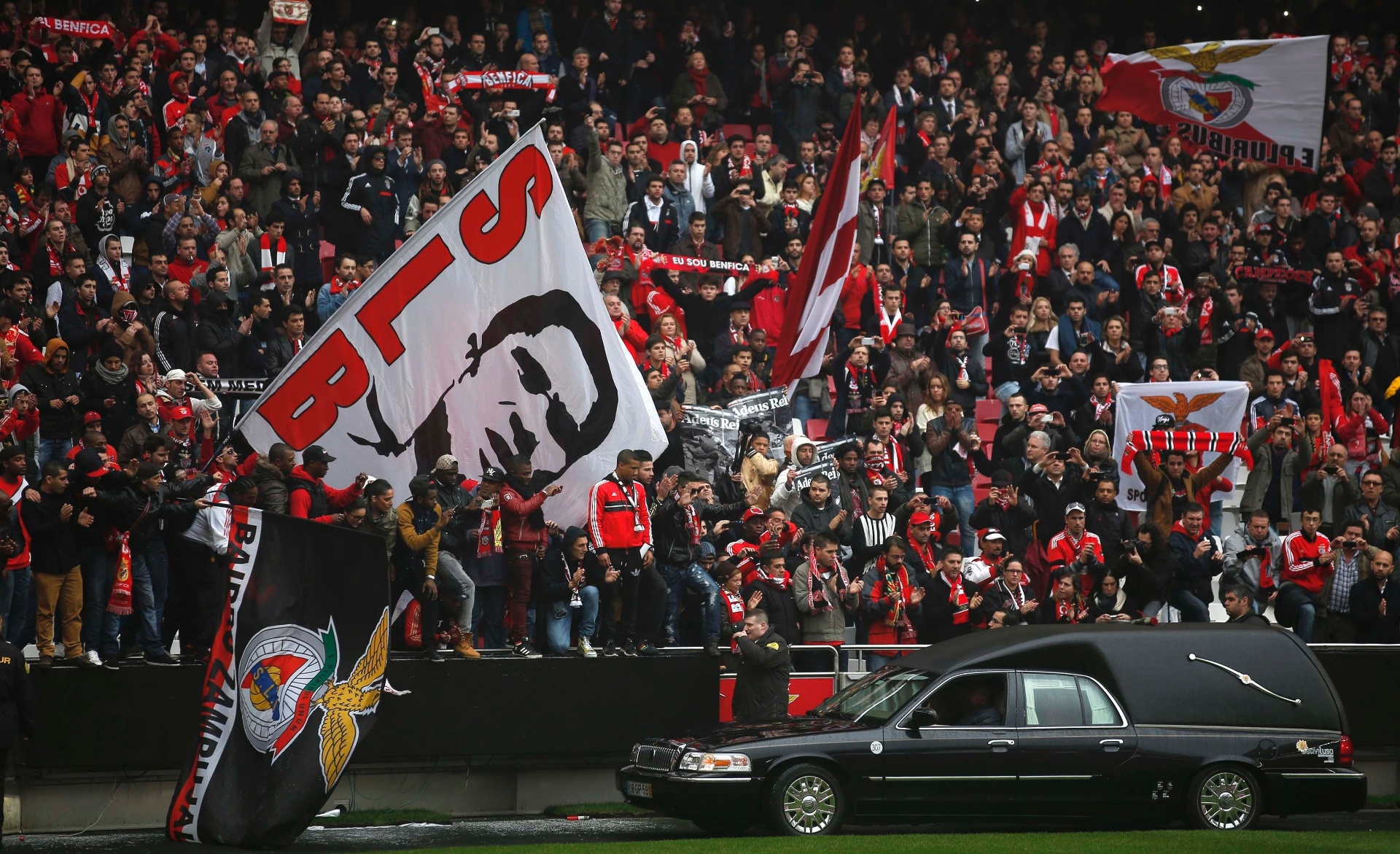 6.jan.2014 - Carro com o corpo de Eusébio passa em frente à multidão nas arquibancadas do Estádio da Luz, em Lisboa - REUTERS/Rafael Marchante