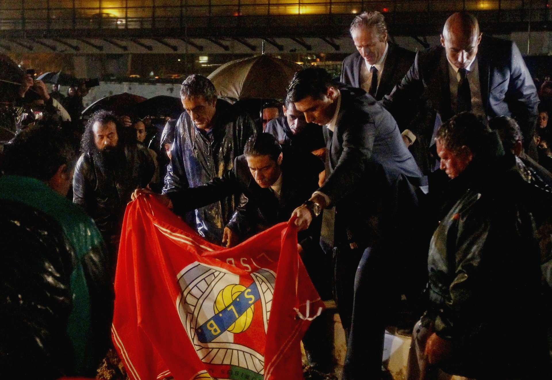 6.jan.2014 - Jogadores do Benfica colocam bandeira sob o caixão de Eusébio durante enterro do "Pantera Negra" - AFP PHOTO / JOSE MANUEL RIBEIRO