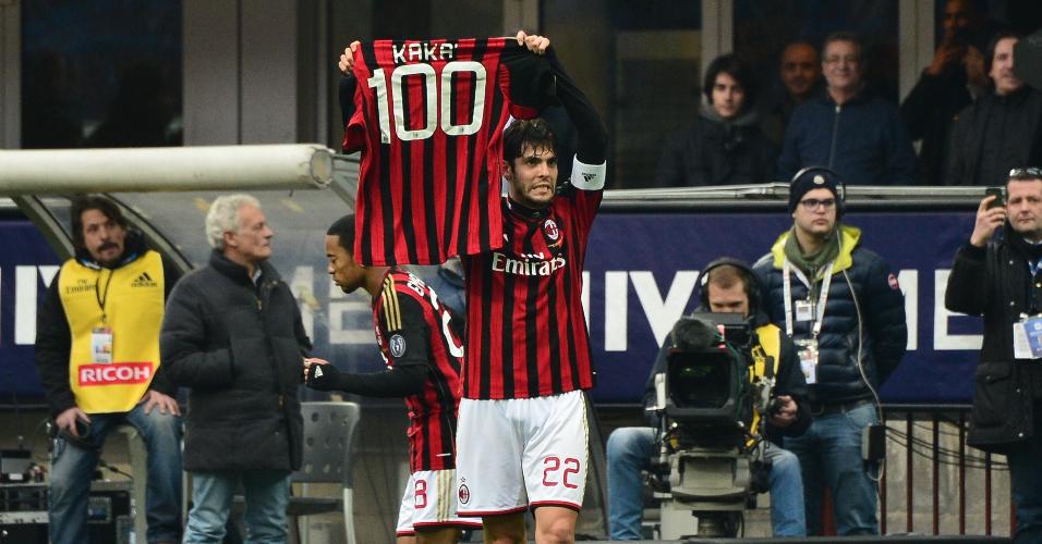 6.jan.2014 - Kaká exibe camisa comemorativa após marcar seu centésimo gol pelo Milan contra o Atalanta
