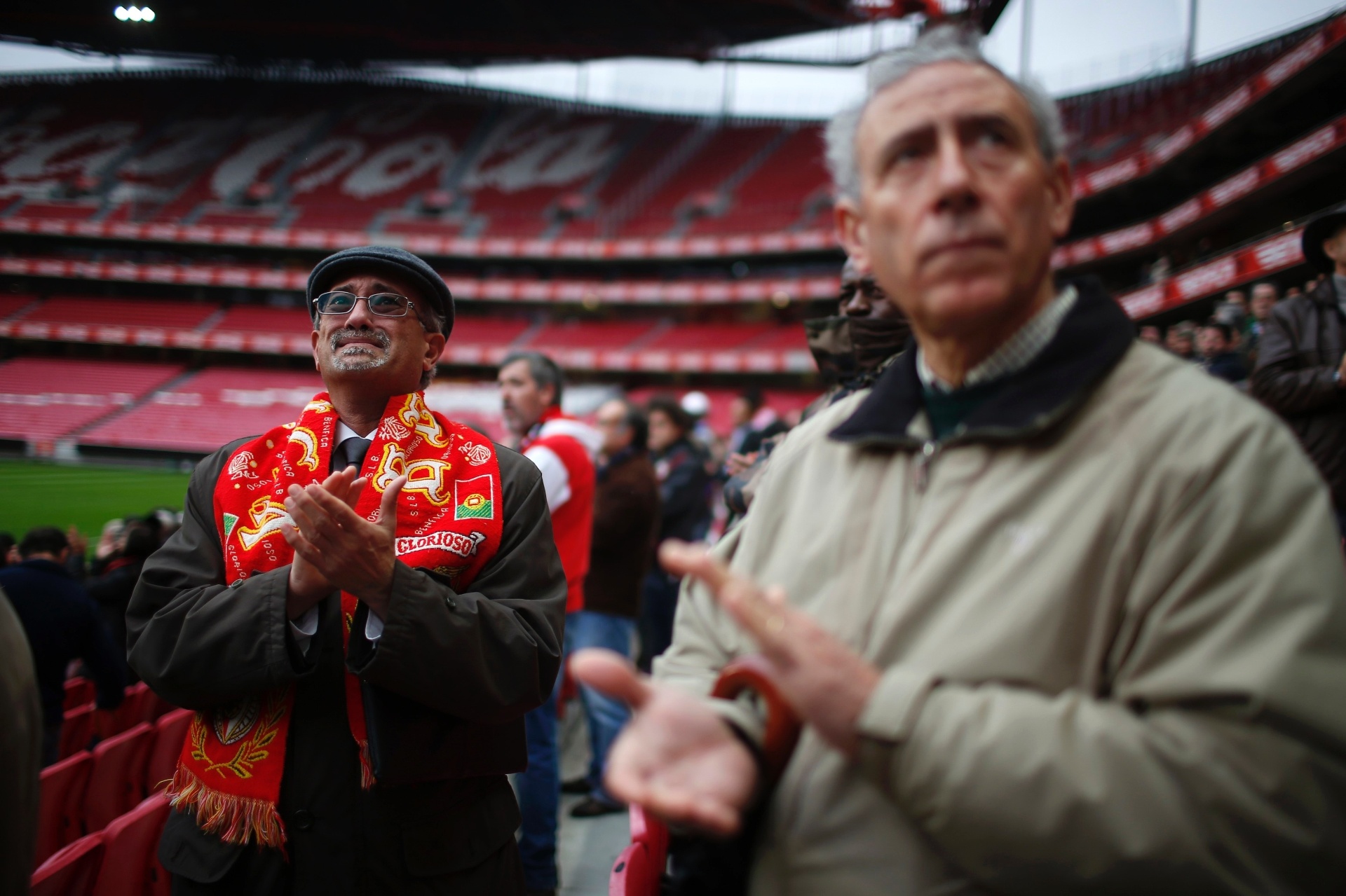 6.jan.2014 - Torcedores aplaudem a chegada de carro com corpo de Eusébio ao Estádio da Luz, em Lisboa - REUTERS/Rafael Marchante