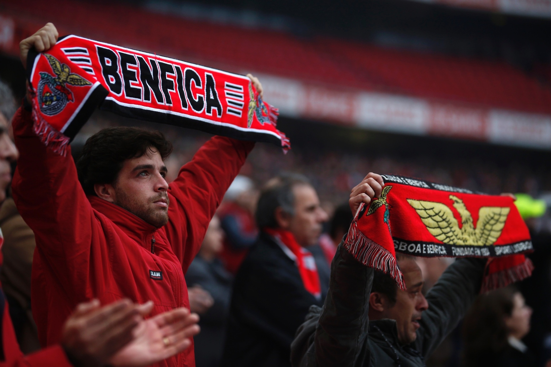 6.jan.2014 - Torcedores presentes no Estádio da Luz exibem faixas do Benfica em homenagem a Eusébio - REUTERS/Rafael Marchante
