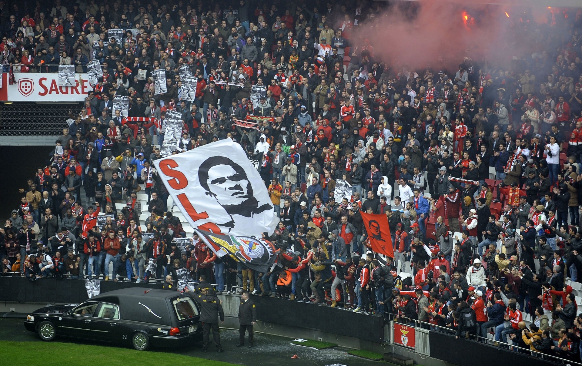 6.jan.2014 - Carro com o corpo de Eusébio passa em frente à multidão nas arquibancadas do Estádio da Luz, em Lisboa - AFP PHOTO/ MIGUEL RIOPA
