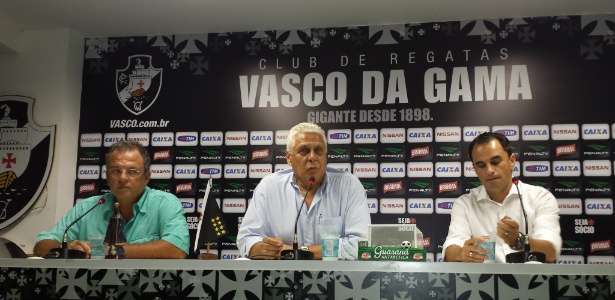 Roberto Dinamite, Ercolino de Luca (e) e Rodrigo Caetano (d) concedem entrevista na reapresentação - Vinicius Castro/ UOL 