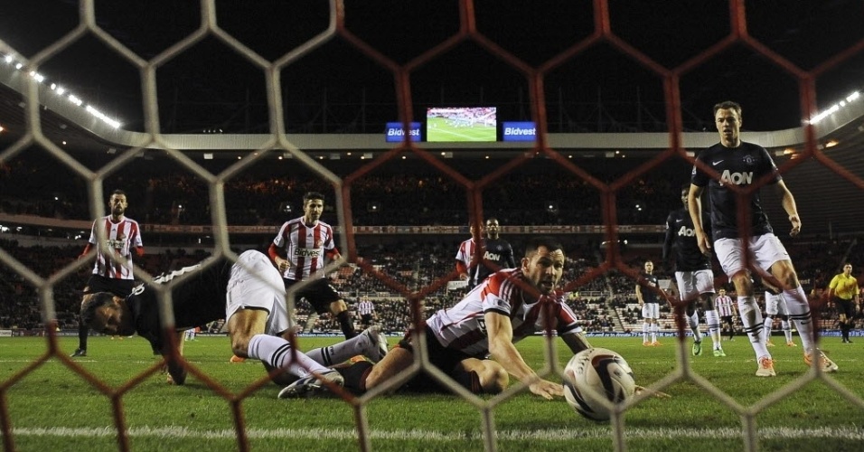 07.jan.2014 - Após confusão na área, Ryan Giggs faz gol contra e deixa o Sunderland na frente do Manchester United pela semifinal da Copa da Liga Inglesa