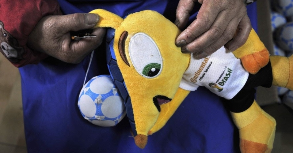 07.jan.2014 - Boneco do Fuleco recebe os últimos ajustes e acessórios durante processo de fabricação na China