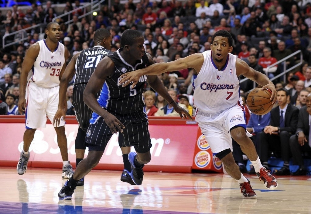 07.jan.2014 - Darius Morris (dir.), do Los Angeles Clippers, tenta fazer a jogada diante da marcação de Victor Oladipo, do Orlando Magic