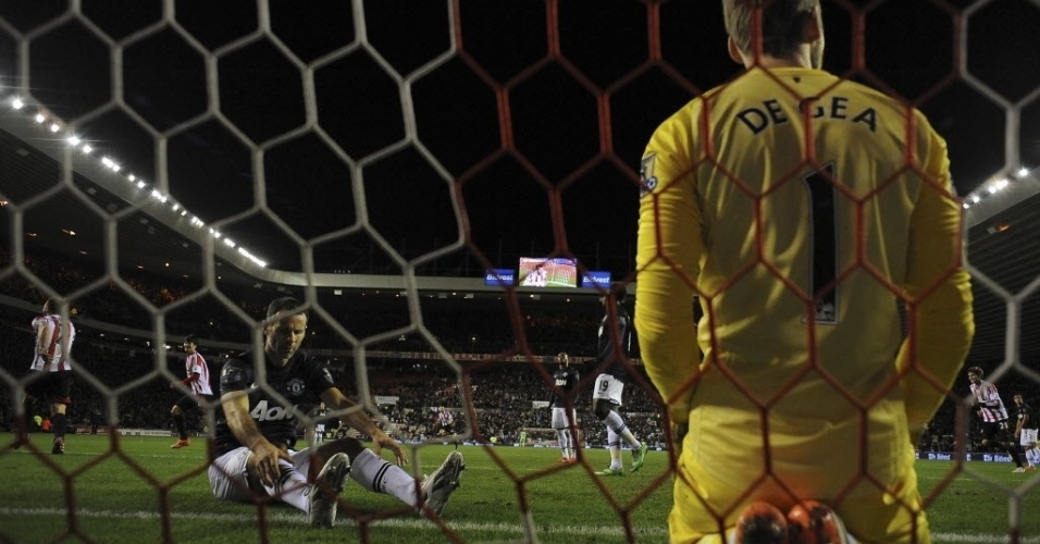 07.jan.2014 - De Gea e Giggs lamentam após o Sunderland abrir o placar contra o Manchester United pela Copa da Liga Inglesa