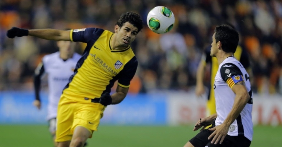07.jan.2014 - Diego Costa tenta criar jogada para cima de Ricardo Costa na partida entre Atlético de Madri e Valencia pela Copa do Rei