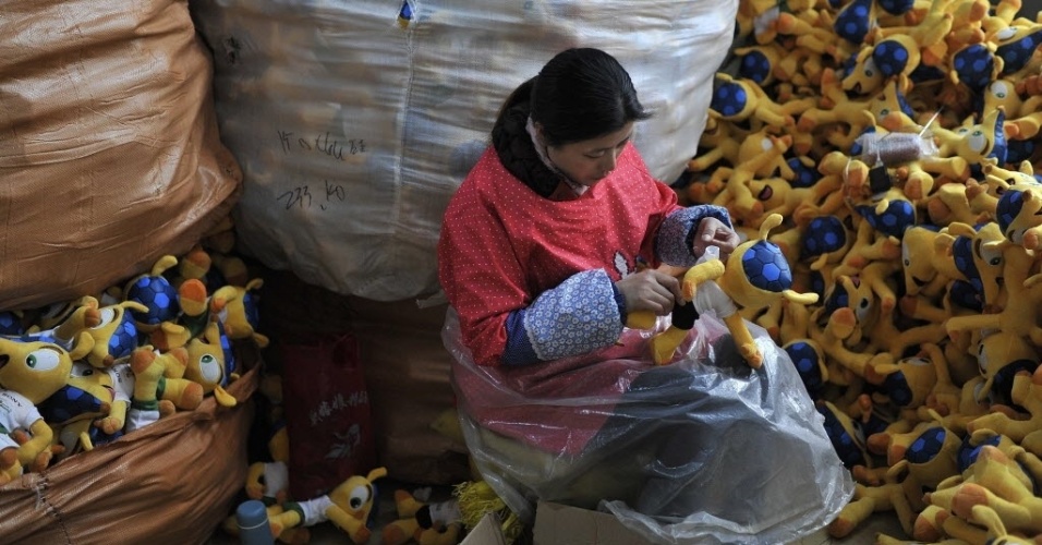 07.jan.2014 - Milhares do bonecos do Fuleco são fabricados por empresa na China; o tatu-bola é o mascote oficial da Copa do Mundo de 2014 no Brasil