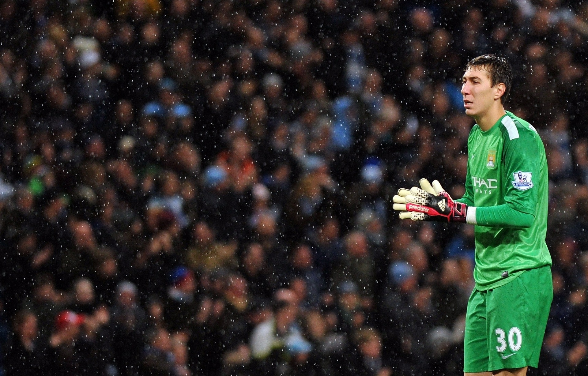 08.jan.2014 - Costel Pantilimon, goleiro do Manchester City, toma chuva durante jogo contra o West Ham pela Copa da Liga Inglesa - AFP PHOTO / PAUL ELLIS