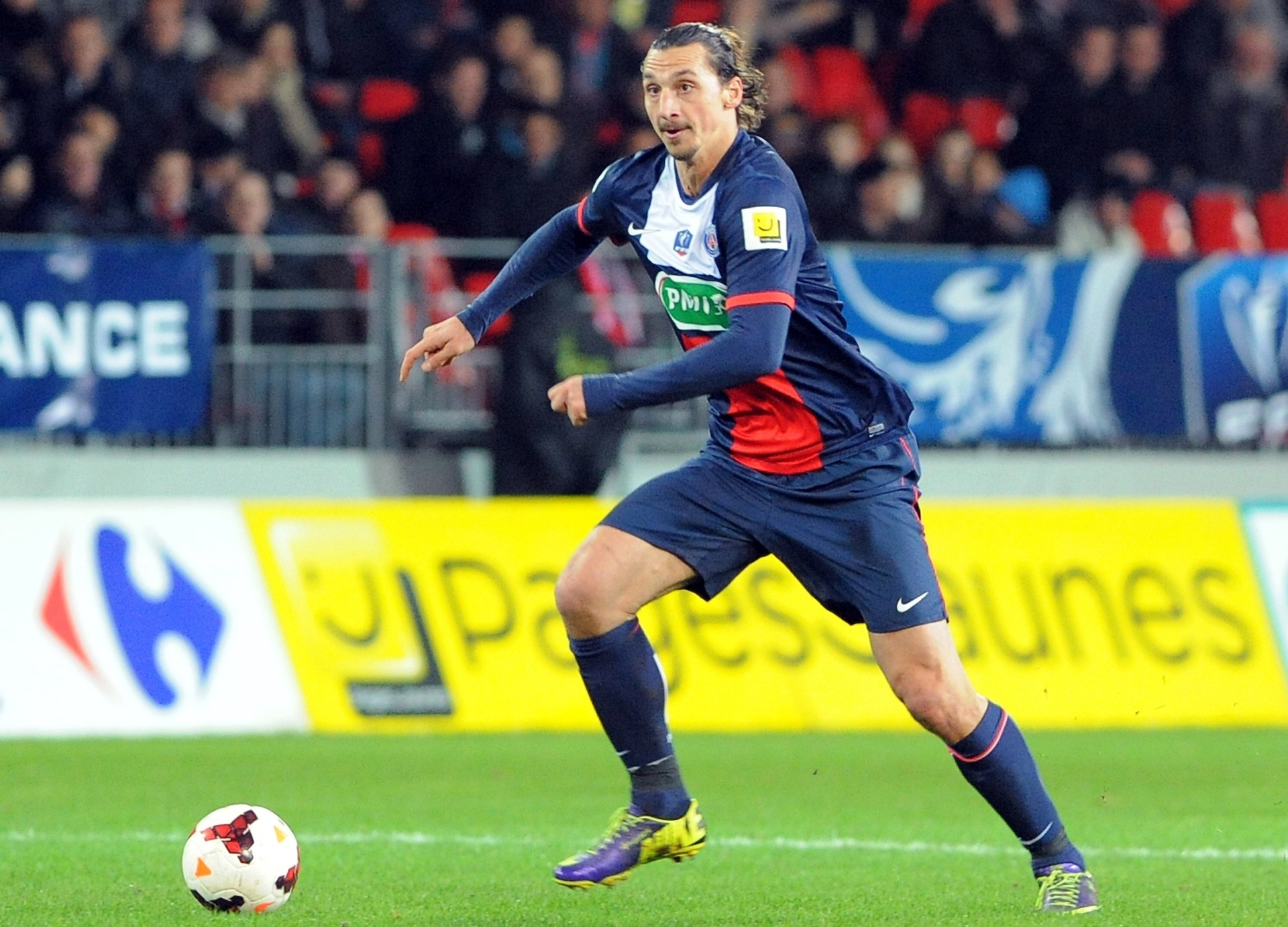 08.jan.2014 - Ibrahimovic domina a bola durante jogo entre PSG e Brest pela Copa da França - AFP PHOTO/FRED TANNEAU