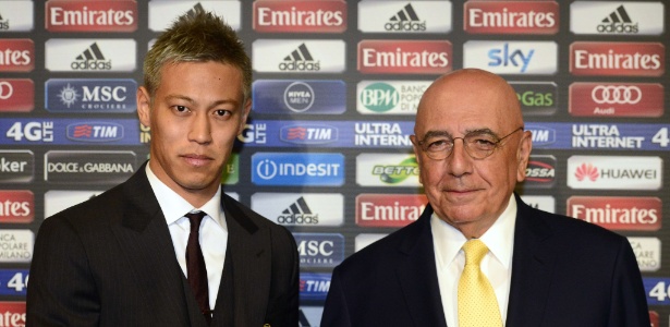 Keisuke Honda cumprimenta o vice-presidente Adriano Galliani em apresentação oficial no Milan - AFP PHOTO / OLIVIER MORIN