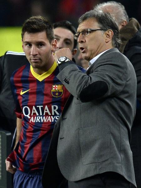 08.jan.2014 - Tata Martino, técnico do Barcelona, conversa com Lionel Messi antes do retorno do argentino aos gramados no jogo contra o Getafe - AFP PHOTO / LLUIS GENE