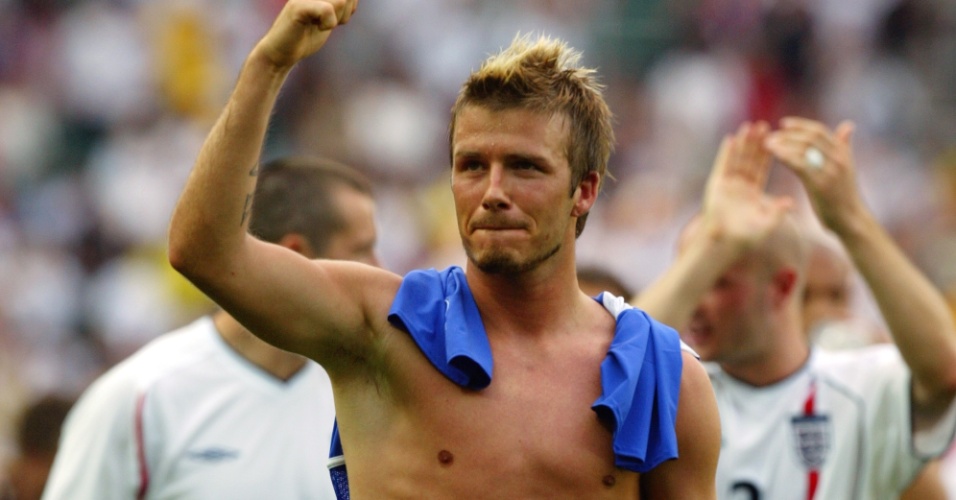 21.jun.2002 - David Beckham agradece à torcida pelo apoio após a eliminação da Inglaterra para o Brasil nas quartas de final da Copa do Mundo-2002