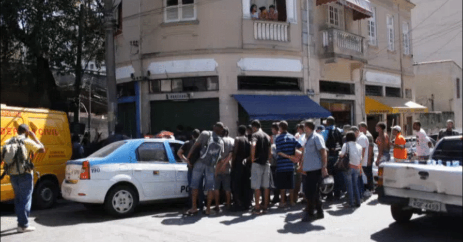 Policiais atendem ocorrência de crime em favela no Rio