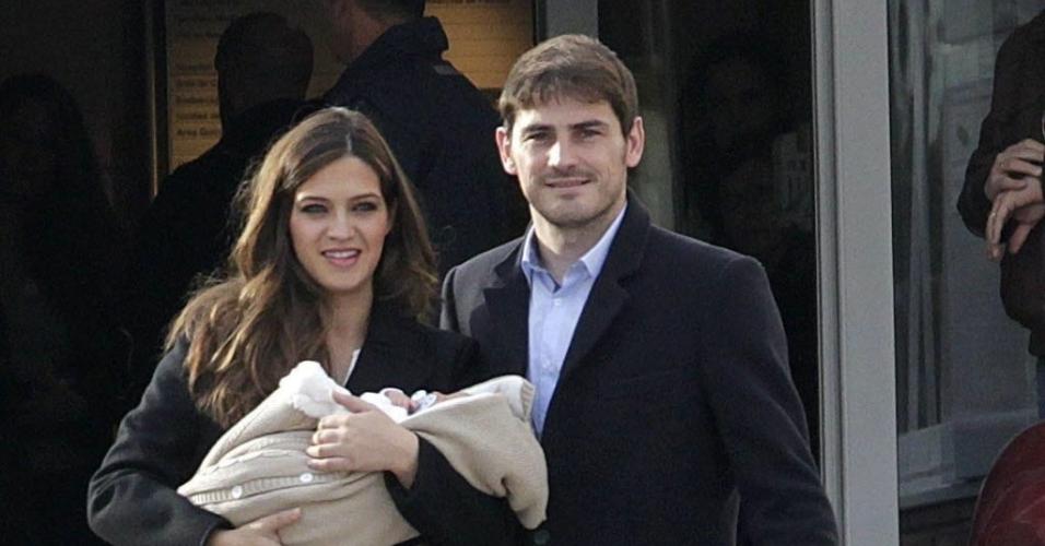 Sara Carbonero deixa hospital ao lado de Casillas e com seu filho no colo