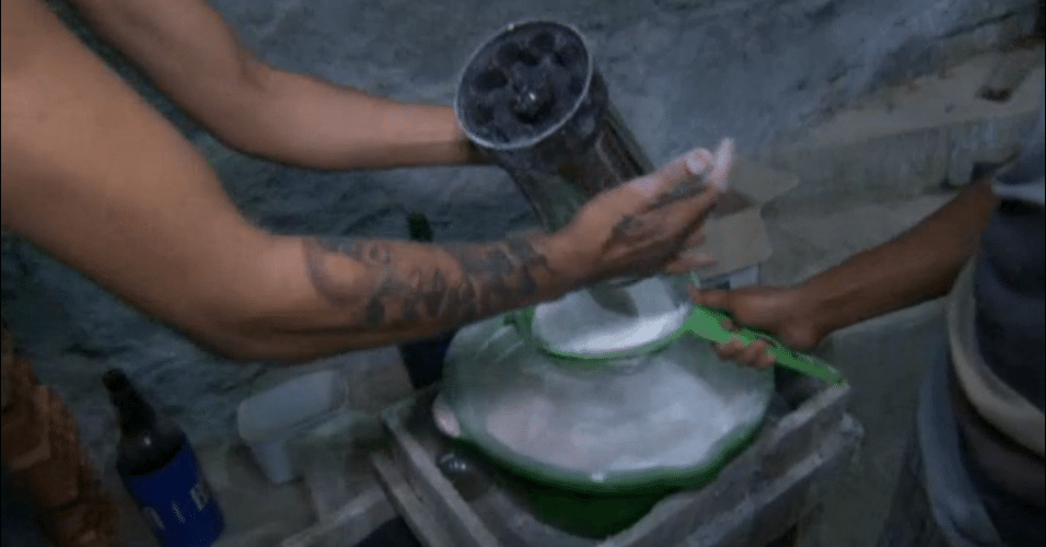 Traficantes preparam cocaína para ser vendida no Rio de Janeiro