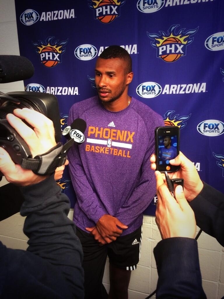 09.01.2014 - No dia do seu retorno ao Phoenix Suns, Leandrinho conversa com a imprensa local