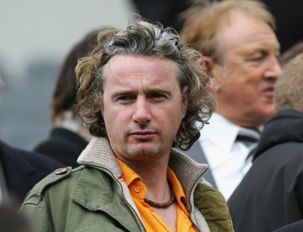 Eddie Irvine assiste a jogo entre Newcastle e Chelsea, em abril de 2007; irlandês recebeu condenação - Getty Images