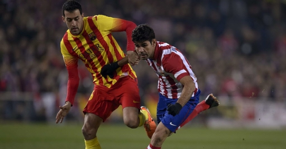 11. jan. 2014 - Diego Costa tenta ficar com a bola para o Atlético de Madri em duelo contra Busquets, do Barcelona