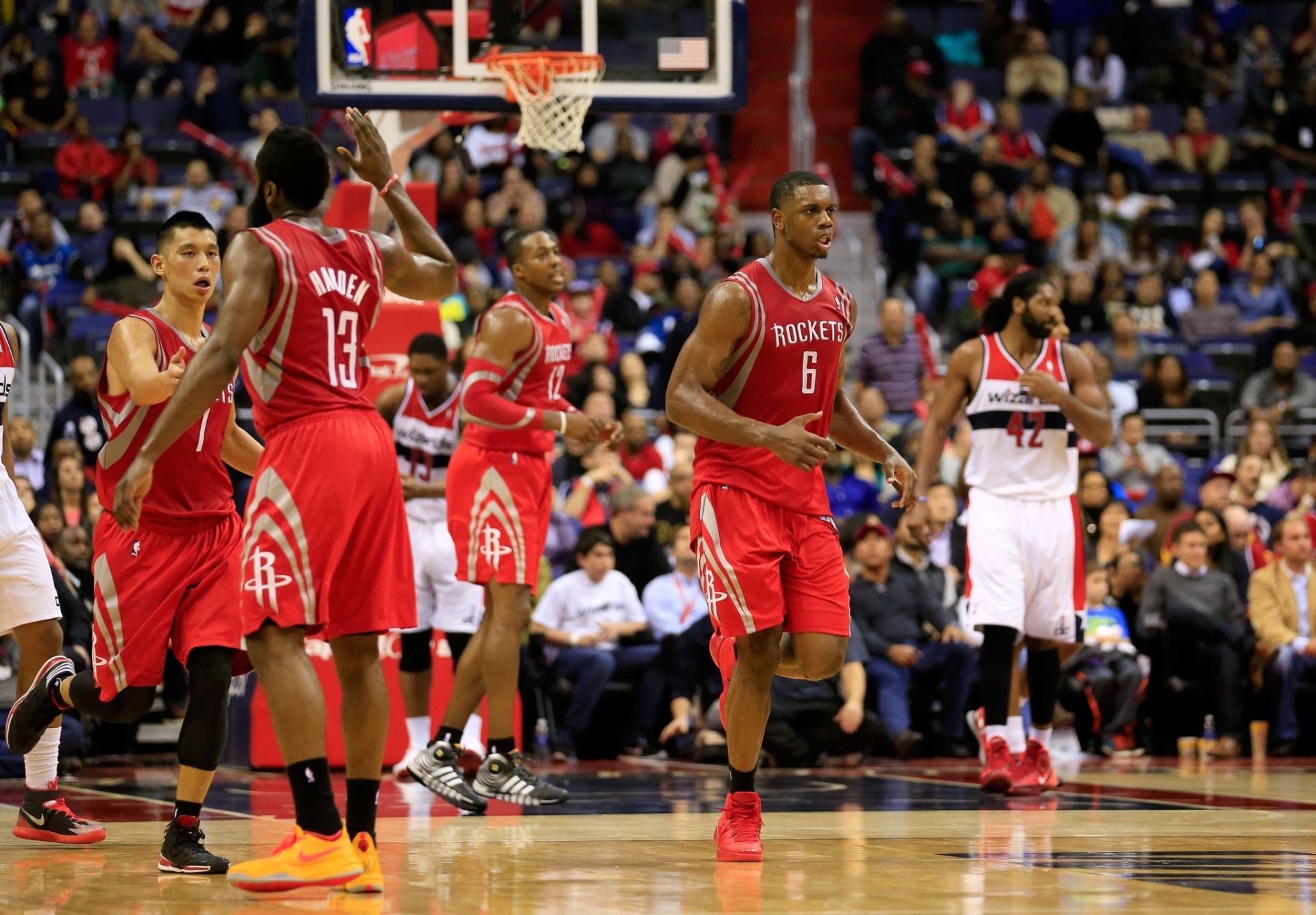 11.jan.2014 - Jogadores do Houston Rockets comemoram pontos marcados contra o Washigton Wizards na vitória por 114 a 107