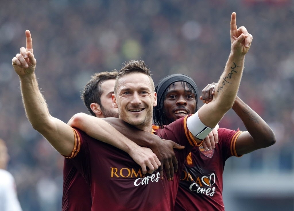 12. ja. 2014 - Totti comemora gol marcado pela Roma contra o Genoa em jogo válido pelo Campeonato Italiano - REUTERS/Stefano Rellandini