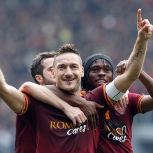 12. ja. 2014 - Totti comemora gol marcado pela Roma contra o Genoa em jogo válido pelo Campeonato Italiano - REUTERS/Stefano Rellandini