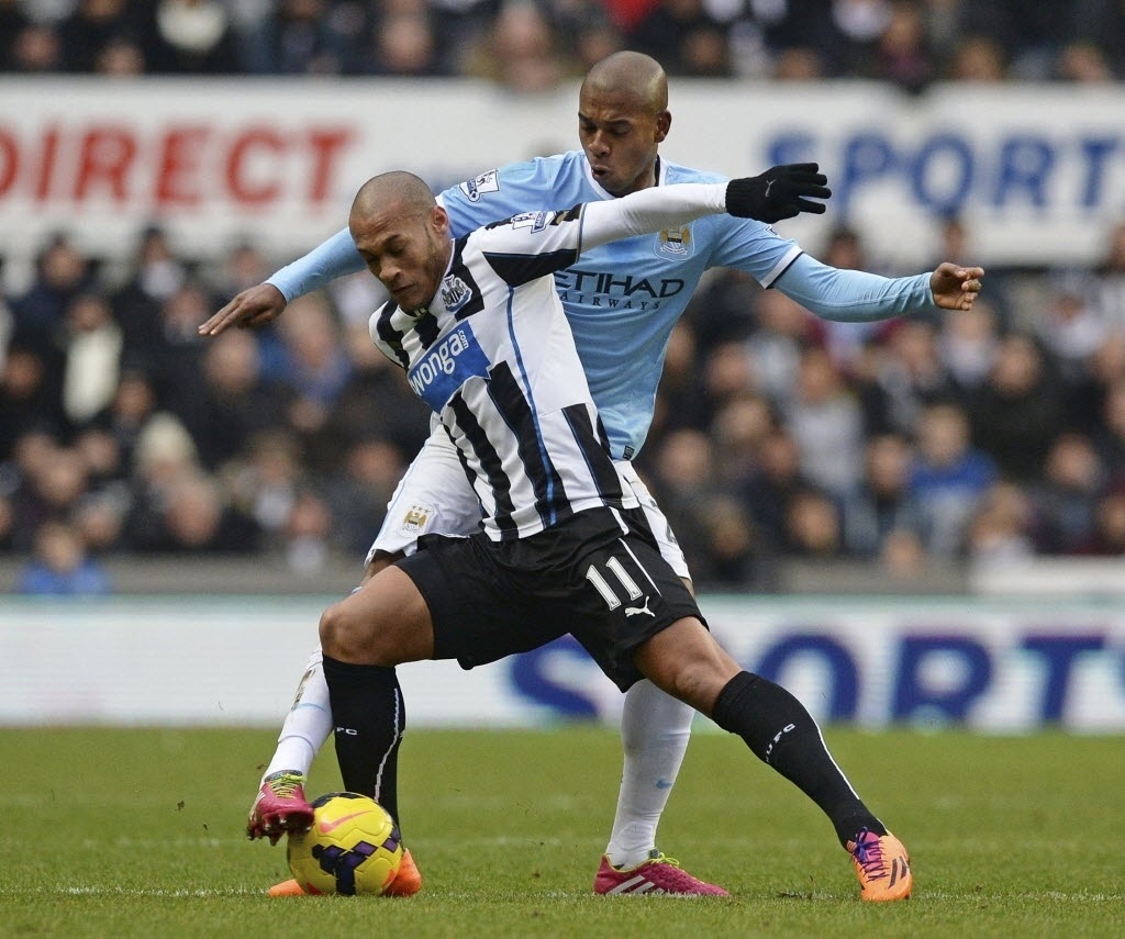 12. jan. 2014 - Brasileiro Fernandinho, do Manchester City, briga pela bola contra Yoan Gouffran, do NewCastle, em partida do Campeonato Inglês - REUTERS/Nigel Roddis